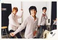 NEWS/小山・草野・加藤/横型・膝上・衣装白赤・ボーダー・センター草野/公式生写真