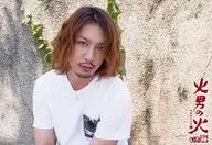松本寛也/横型・上半身・衣装白・背景壁/舞台「火男の火」不消者(けされず)15周年記念公演 第二弾・第19回公演ブロマイド