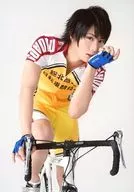 太田基裕(今泉俊輔)/膝上・ユニフォーム.赤.黄.白・自転車・左手口・背景白・キャラクターショット/舞台「『弱虫ペダル』IRREGULAR～2つの頂上～」会場販売ブロマイド