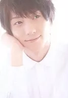 鈴木拡樹/バストアップ・シャツ白・右手頬・目線右・背景白/「鈴木拡樹ファン感謝トークライブIN大阪」