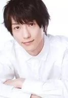 鈴木拡樹/上半身・シャツ白・腕組み・口閉じ・背景白/「鈴木拡樹ファン感謝トークライブIN大阪」