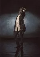 ナイトメア/Ni～ya/全身・衣装黒白・左手上げ・体左向き・背景グレー/CD「リライト」生写真