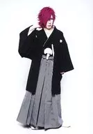 DIAURA/佳衣/全身・和服黒・白・袴・右手頭・顔右向き・背景白/アーティスト写真