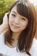 AeLL./篠崎愛/顔アップ・衣装白・黒・右手上げ・顔傾げ・野外・ポストカードサイズ/公式生写真