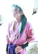 杉江優篤(鬼蜘蛛丸)/膝上・衣装ピンク・扇・左手腰・背景白・キャラクターショット/「ミュージカル 忍たま乱太郎 第7弾再演 水軍砦三つ巴の戦い!」ブロマイド第1弾