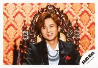 KinKi Kids/堂本光一/横型・バストアップ・衣装黒・白・顔傾げ・歯見せ・笑顔・椅子・背景赤ベージュ/『薔薇と太陽』PV撮影/公式生写真