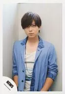 NEWS/加藤シゲアキ/上半身・衣装青・白・口閉じ・壁に寄りかかり・背景白/『恋を知らない君へ』PV＆ジャケ写撮影/公式生写真