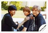 Hey!Say!JUMP/集合(3人)/横型・上半身・衣装黒・振り向き・中島右向き・木/16夏 コンサートパンフ＆グッズ撮影/公式生写真