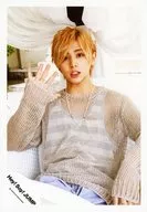 Hey!Say!JUMP/山田涼介/上半身・座り・衣装グレー・右手パー・歯見せ・ソファ白/16夏 コンサートパンフ＆グッズ撮影/公式生写真