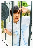 Hey!Say!JUMP/知念侑李/上半身・衣装白・青・口開け・両手柵/16夏 コンサートパンフ＆グッズ撮影/公式生写真