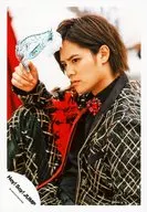 Hey!Say!JUMP/岡本圭人/膝上・座り・衣装黒・赤・金・コサージュ・右手仮面・左向き・右足立て/16夏 コンサートパンフ＆グッズ撮影/公式生写真