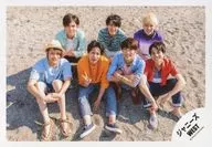ジャニーズWEST/集合(7人)/横型・全身・座り・濱田しゃがみ・桐山小瀧右手ピース・後列センター藤井・見上げ・砂浜/『人生は素晴らしい』PV＆ジャケ写撮影/公式生写真