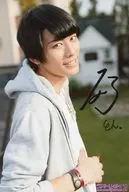 東啓介/上半身・衣装グレー・白・右向き・右手腹・野外・印刷サイン入り・A4サイズ/舞台「ラズベリーボーイ2 再演」大判ブロマイド
