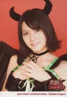 °C-ute/矢島舞美/バストアップ・衣装黒・緑・羽・両手重ね胸・体左向き・首傾げ・背景赤・メタリック仕様/キューティー・ミュージカル「悪魔のつぶやき」～アクマでキュートな青春グラフィティ～
