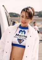 吉岡美穂/上半身・衣装白.青・顔傾げ・野外/生写真