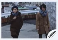 KinKi Kids/堂本剛・堂本光一/横型・膝上・衣装茶ベージュ・ストールグレー・帽子青・剛右手襟元・左手ポケット・光一両手下・歩き・背景野外/公式生写真
