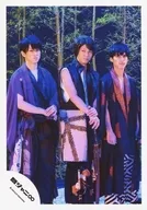 関ジャニ∞/横山裕・丸山隆平・錦戸亮/膝上・衣装黒.赤.白・刀・目線左・口閉じ・木・背景黒/『NOROSHI』PV＆ジャケ写撮影＆『Black of night』PV撮影/公式生写真