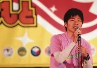 ジャルジャル/後藤淳平/ライブフォト・横型・上半身・衣装ピンク・スタンドマイク・目線右/ナマーシャ