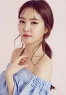 Apink/Son NaEun(ソン・ナウン)/バストアップ・衣装青・左手胸元・体左向き・背景ピンク/CD「PINK DOLL」リリースイベント会場販売フォトコレクション