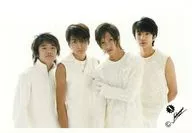 ジャニーズ/風間俊介・生田斗真・山下智久・長谷川純/横型・上半身・衣装白・山下 左手右腕 首かしげ/公式生写真