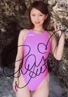 ☆佐藤ゆりな/直筆サイン入り・膝上・水着ピンク・左手岩/CD写真集「佐藤ゆりな7」特典生写真