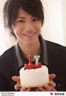 D2/根岸拓哉/バストアップ・衣装黒・両手ケーキ・「2013.03 Birthday」/公式生写真