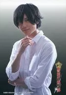 山本一慶(源九郎義経)/上半身・右手顎・背景グレー・キャラクターショット/B/舞台「警視庁抜刀課」ブロマイドセット