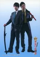中村優一(切通弥)・井上正大(架光隼人)/全身・片手刀・背景水色・キャラクターショット/舞台「警視庁抜刀課」トレーディングブロマイド