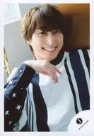 ジャニーズJr./佐久間大介/バストアップ・座り・衣装紺白・右手顎の下・体正面/17春 ジャニーズJr.「ジャニーズ銀座 2017」グッズ撮影オフショット/公式生写真
