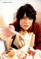 執事歌劇団/葵/上半身・衣装茶.白・トナカイ・右手スプーン・差し出し・口にクリーム/執事歌劇団公式生写真
