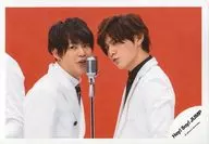 Hey!Say!JUMP/有岡大貴・山田涼介/横型・バストアップ・衣装白黒・左側有岡・右側山田/「Precious Girl」PV＆ジャケ写撮影オフショット/公式生写真