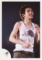 嵐/二宮和也/ライブフォト・上半身・タンクトップ白黒・右手グー・目線右/公式生写真