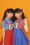 生ハムと焼うどん/西井万理那・東理紗/膝上・衣装赤青・向かい合わせ・東左手上げ・背景オレンジ・ポストカードサイズ/生写真