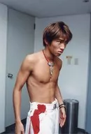 V6/三宅健/膝上・上半身裸・ネックレス・右向き・目線右・両手下・枠無し/ジャニーズファミリークラブ生写真