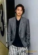 Hey!Say!JUMP/高木雄也/膝上・衣装グレー黒・白ストライプ柄・両手ポケット・寄りかかり/Hey! Say! JUMP I/Oth Anniversary Tour 2017