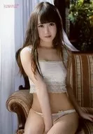 一ノ瀬もも/膝上・座り・衣装白・右手前・左手椅子体正面・後ろにカーテン・ロゴ「kawaii*」/DVD「気持ち良すぎて我慢できない初めての絶頂イキ潮スプラッシュ」特典生写真