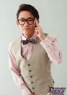葉山昴(仲酉モツ夫)/上半身・グレーのベスト・ピンク色シャツ・右手下・左手眼鏡・キャラクターショット/舞台「逆転検事 ～逆転のテレポーテーション～」ブロマイド 衣装B