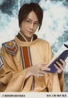 根本正勝(藤原鷹通)/上半身・衣装ベージュ・両手本・背景青・キャラクターショット・メタリック仕様/舞台「ネオロマンス・ステージ 遙かなる時空の中で 朧草紙」