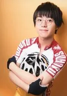 醍醐虎汰朗(小野田坂道)/上半身・ユニフォーム・ヘルメット抱え・背景黄色・キャラクターショット/舞台『弱虫ペダル』新インターハイ篇～ヒートアップ～ ブロマイド