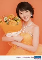 モーニング娘。’17/工藤遥/バストアップ・衣装オレンジ・両手で花束持つ/工藤遥生写真『“工藤遥 卒業記念”大阪バージョンパート2』＜大阪店限定＞