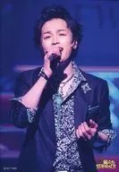 鈴木勝吾(翠斗)/ライブフォト・上半身・衣装黒・白・緑・右手マイク/舞台「さらば俺たち賞金稼ぎ団」DVD会場予約特典