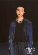 KinKi Kids/堂本剛/膝上・衣装黒青・両手ポケット・背景黒/「KinKi Kids Concert 20.2.21 ～Everything happens for a reason～」オリジナルフォト