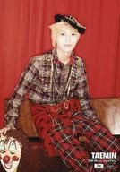 SHINee/テミン(TAEMIN)/膝上・座り・衣装赤・茶色・チェック柄・帽子・右手ピエロのお面・背景赤/SHINee JAPAN 1ST ALBUM「THE FIRST」 リリースイベント コレクションフォト