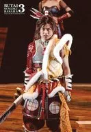 伊阪達也(前田慶次)/ライブフォト・膝上・衣装黄色・右手刀・両手下・キャラクターショット/舞台「戦国BASARA3」-咎狂わし絆- 生写真