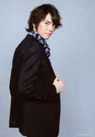 村上幸平/膝上・衣装黒・右向き・右手ジャケット/舞台「チェリーボーイズ」ブロマイド
