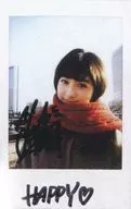 ☆平祐奈/直筆サイン、メッセージ入り「HAPPY」・バストアップ・衣装ベージュ・赤・マフラー・両手下げ・野外/雑誌「CM NOW vol.185」抽選プレゼント当選品 生チェキ