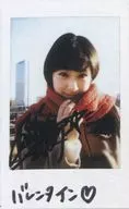 ☆平祐奈/直筆サイン、メッセージ入り「バレンタイン」・バストアップ・衣装ベージュ・赤・右手マフラー・野外/雑誌「CM NOW vol.185」抽選プレゼント当選品 生チェキ
