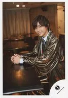 ジャニーズJr./永瀬廉/膝上・座り・衣装金・両手テーブル・体左向き/18初春 ジャニーズJr.「JOHNNYS’ Happy New Year IsLAND」パンフレット＆グッズ撮影オフショット/公式生写真