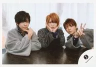 ジャニーズJr./集合(3人)/横型・バストアップ・座り・衣装グレー・センター岩橋・岸右手ピース/18初春 ジャニーズJr.「JOHNNYS’ Happy New Year IsLAND」パンフレット＆グッズ撮影オフショット/公式生写真