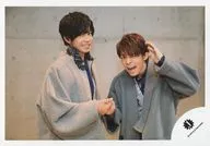 ジャニーズJr./岸優太・神宮寺勇太/横型・上半身・衣装グレー・指相撲する/18初春 ジャニーズJr.「JOHNNYS’ Happy New Year IsLAND」パンフレット＆グッズ撮影オフショット/公式生写真